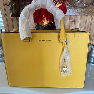 Michael Kors stunning yellow handbag. Handbag is brand new.